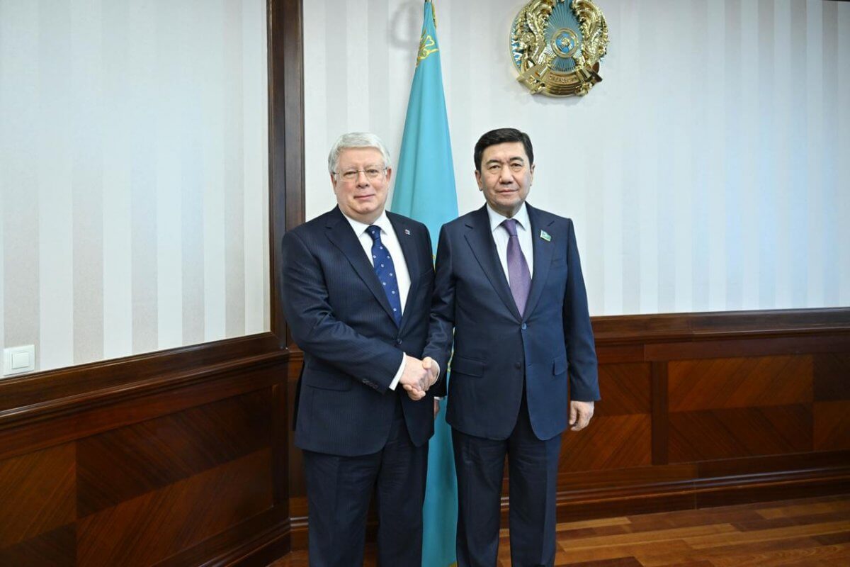 Спикер Мажилиса встретился с послом России в Казахстане