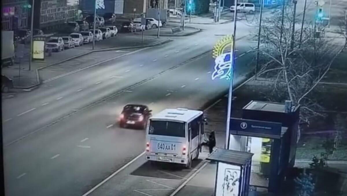 Дебоширы разбили оборудование и двери заведений в Астане