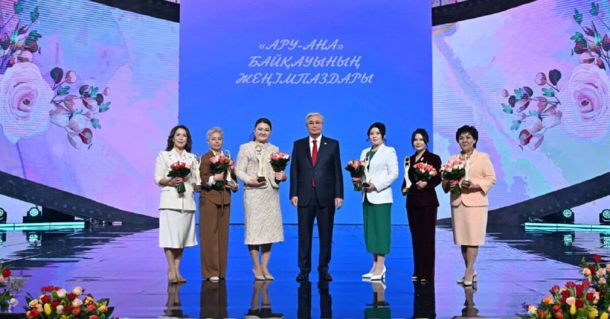 Победительниц конкурса "Ару-Ана" наградил президент