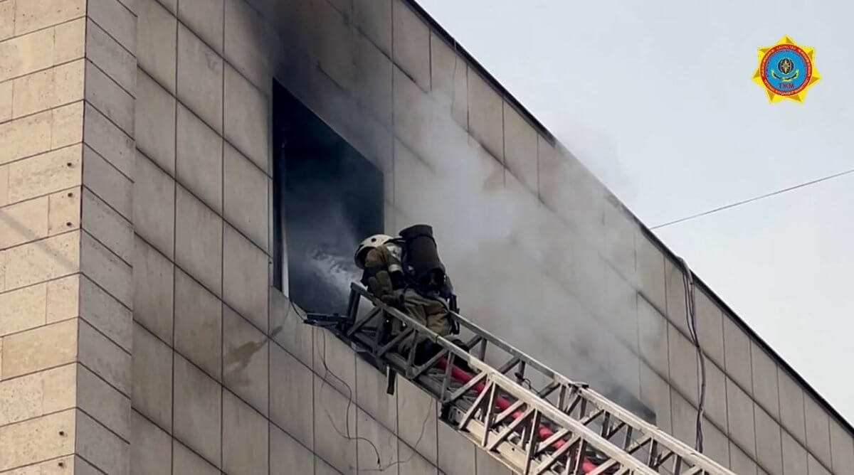 Пожар произошел в торговом центре в Алматы