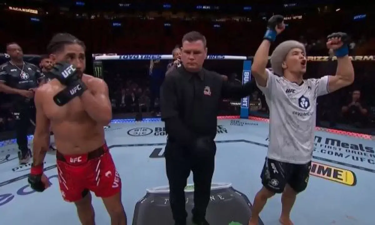 Казахстанец одержал вторую победу на турнире UFC