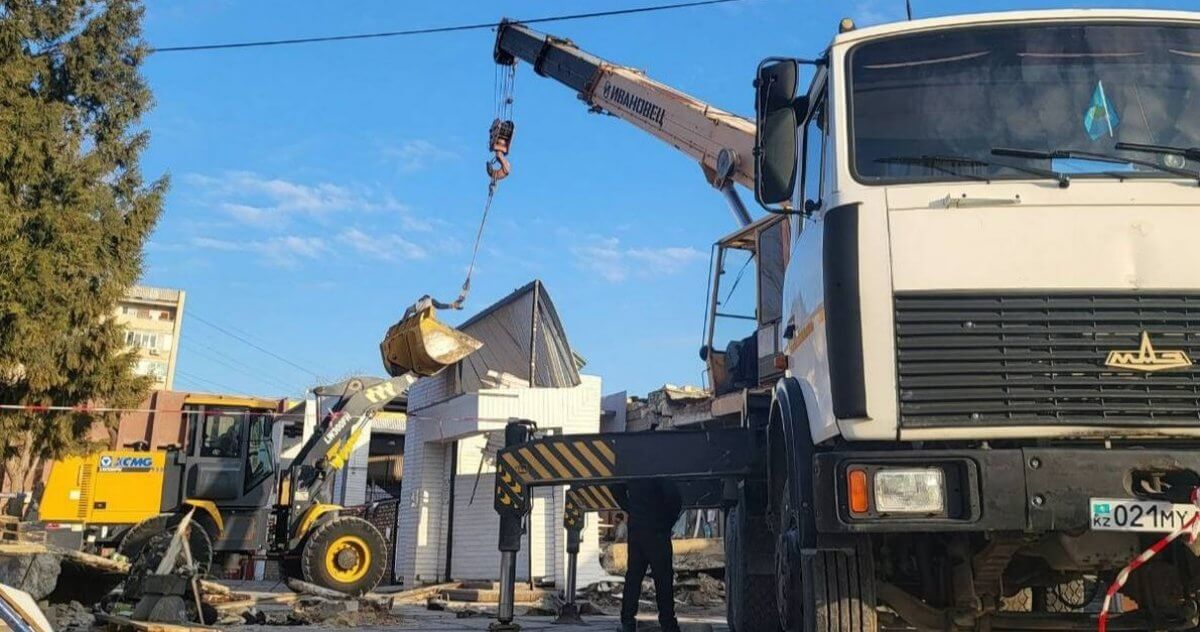 Часть крыши магазина едва не обрушилась в Актау (ВИДЕО)