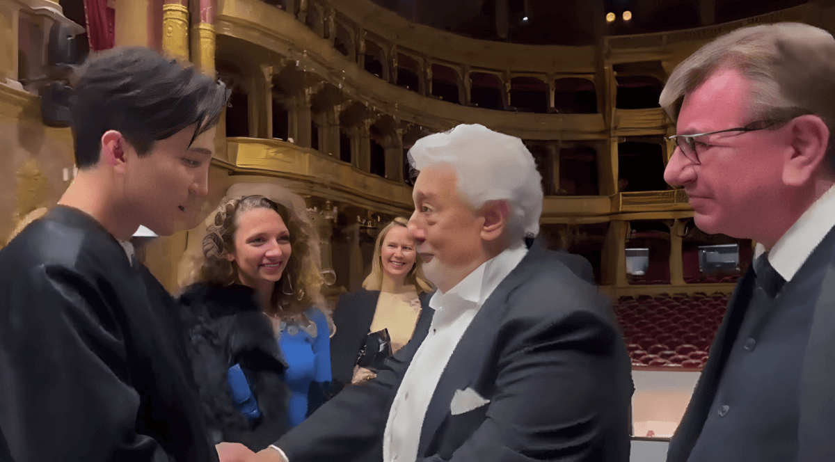 Димаш Кудайберген подарил чапан Пласидо Доминго (ВИДЕО)