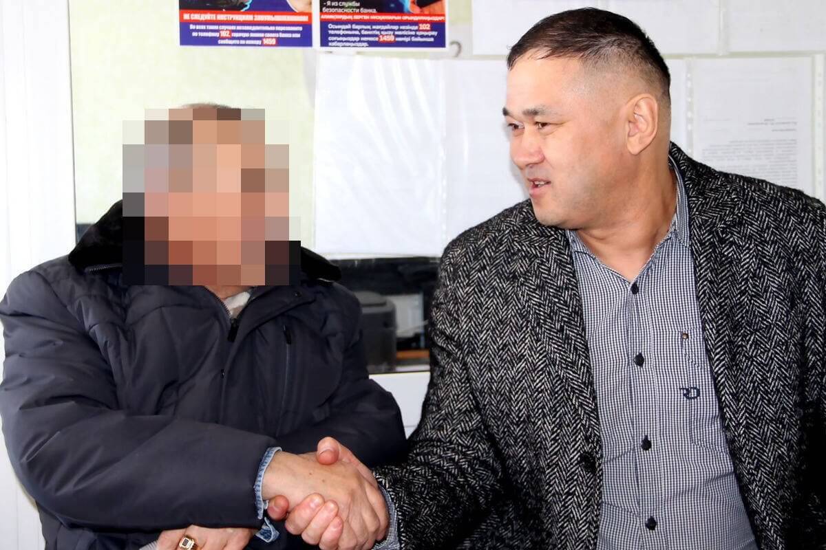 Мужчина спас пенсионера в СКО от потери всех денег