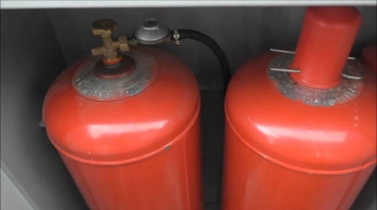 Два газовых баллона взорвались при пожаре в Костанайской области