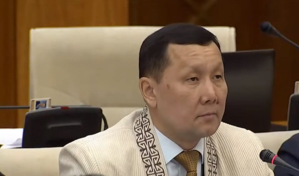 Вызывает интерес и активно обсуждается – депутат об изменении герба Казахстана