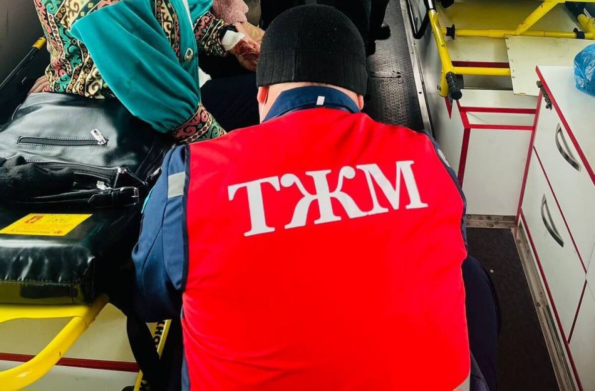 Ребенок пострадал после опрокидывания авто на трассе в Карагандинской области