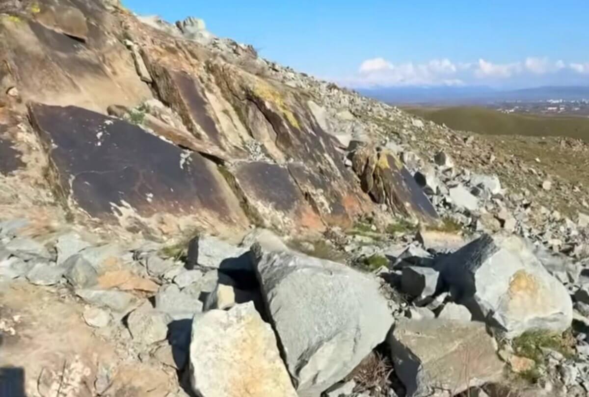 Древние петроглифы пропадают в Талдыкоргане (ВИДЕО)