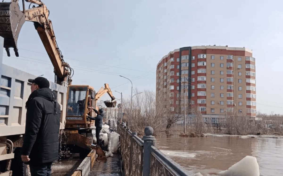Река затопила мост в Кокшетау