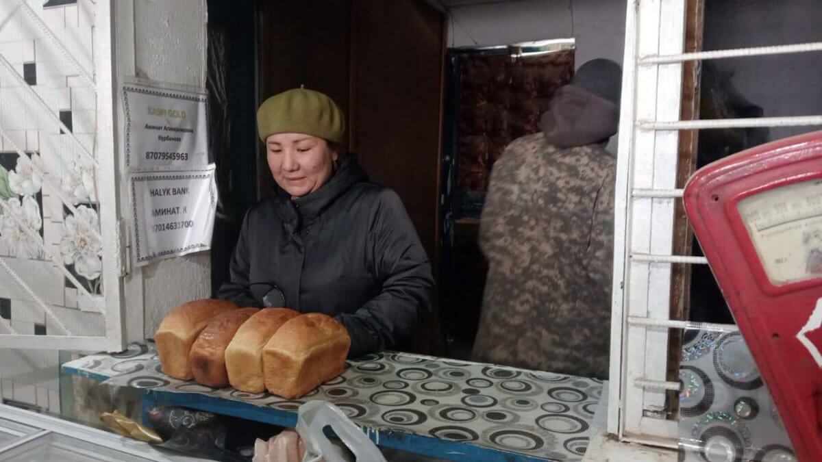 Участковый инспектор раздал хлеб жителям подтопленного поселка в Костанайской области
