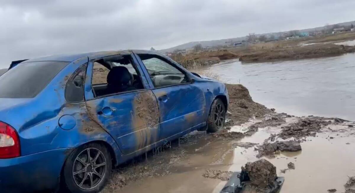 Авто упало с моста в Абае