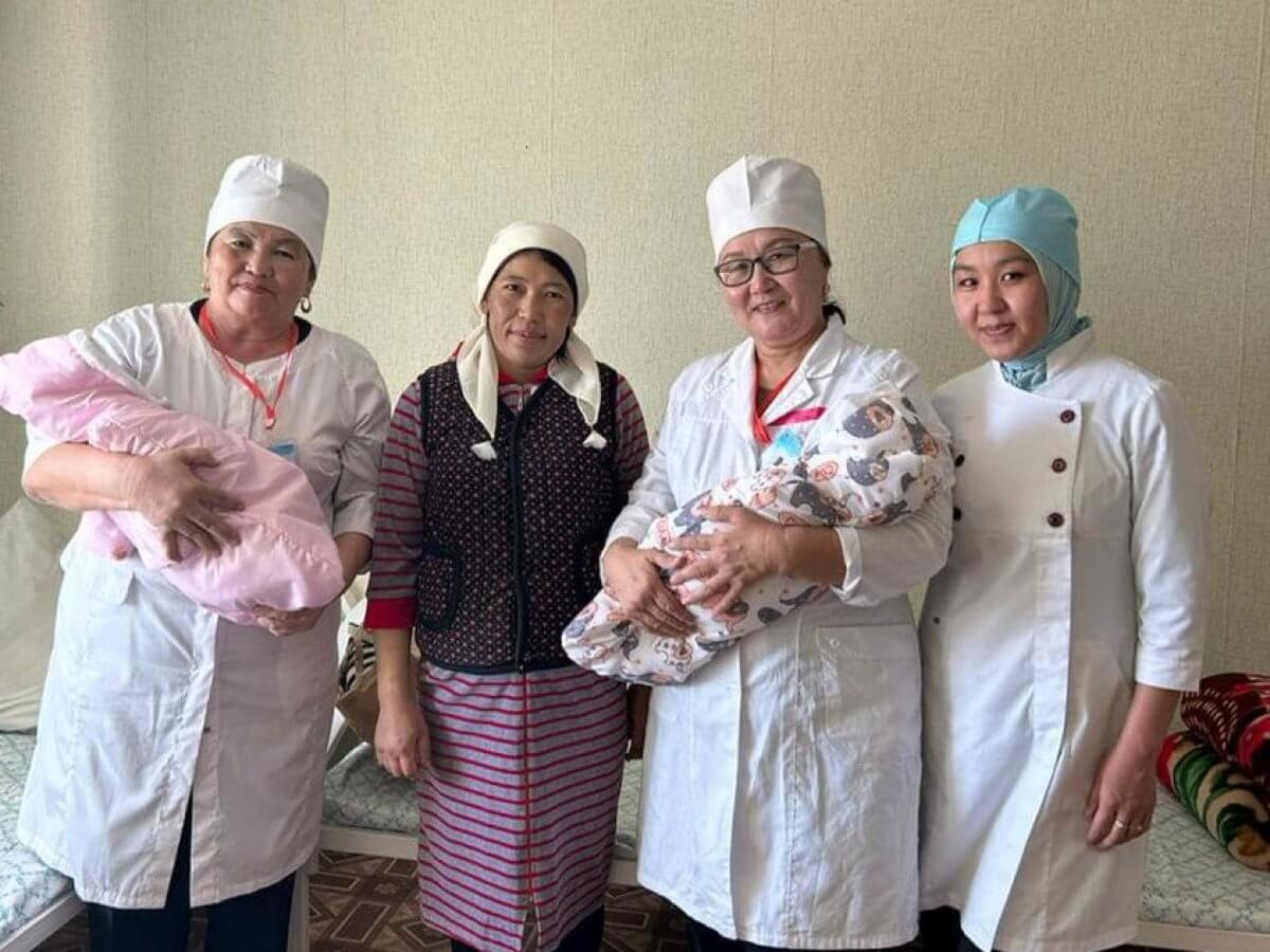 Двойня родилась в затопленном поселке под Актобе