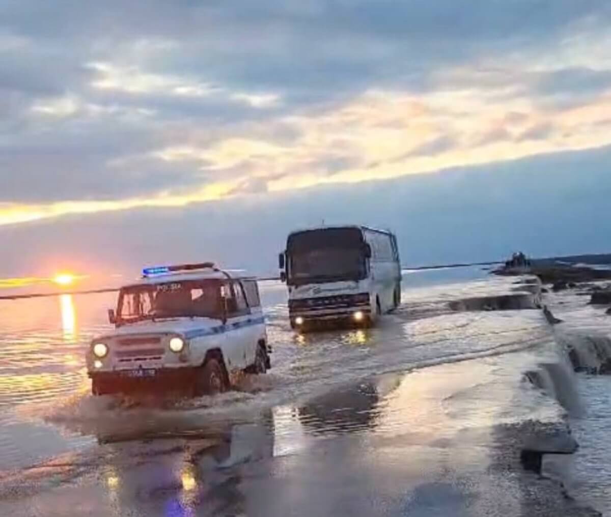 Тракторист застрял посреди реки в Алматинской области