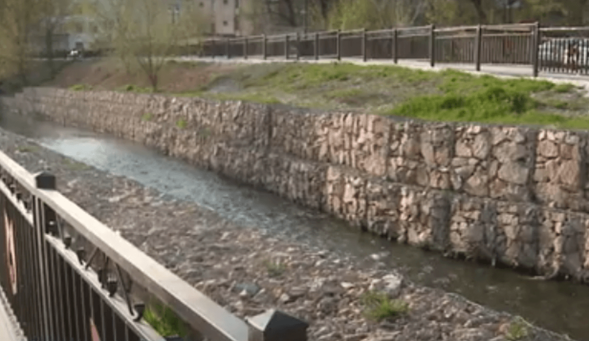 В красный цвет окрасилась река в Шымкенте (ВИДЕО)