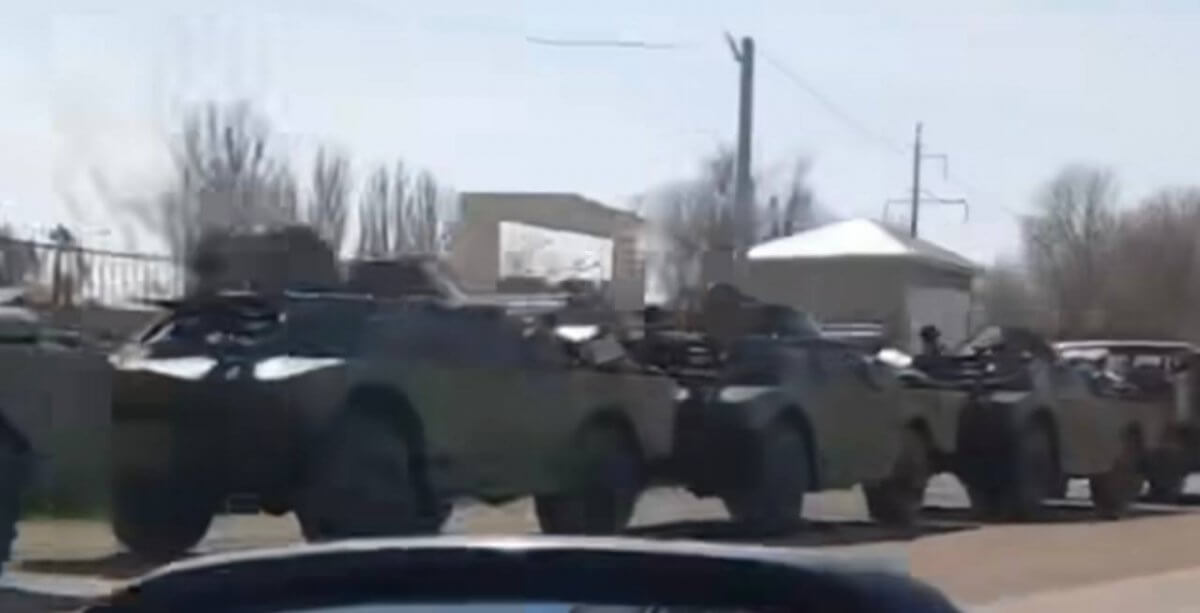 Скопление военной техники встревожило жителей Тараза (ВИДЕО)