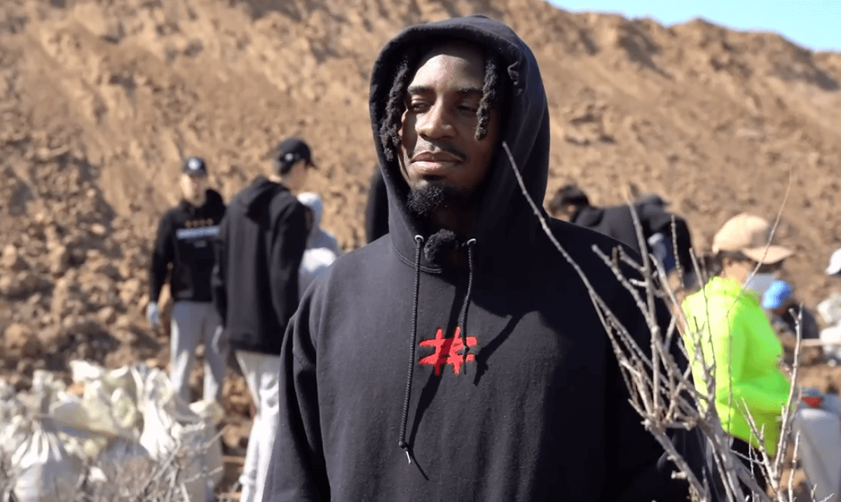 Канадский баскетболист помогает бороться с паводками в Атырау (ВИДЕО)