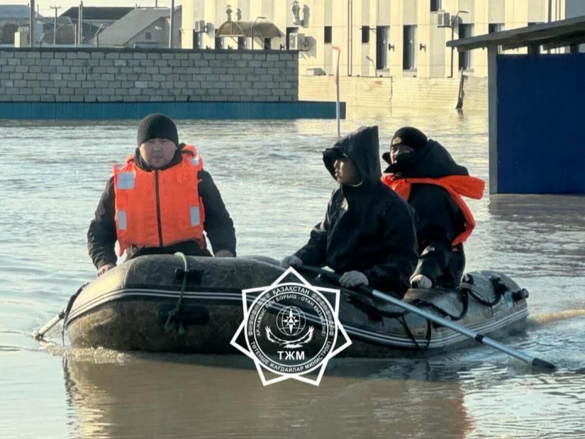 Из пострадавших от паводков регионов эвакуировано более 99 тысяч человек