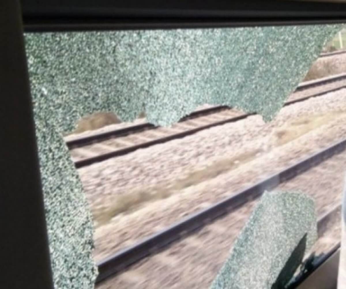 Школьник разбил окно поезда в Таразе