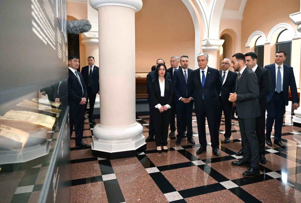 Токаев посетил институт древних рукописей в Ереване