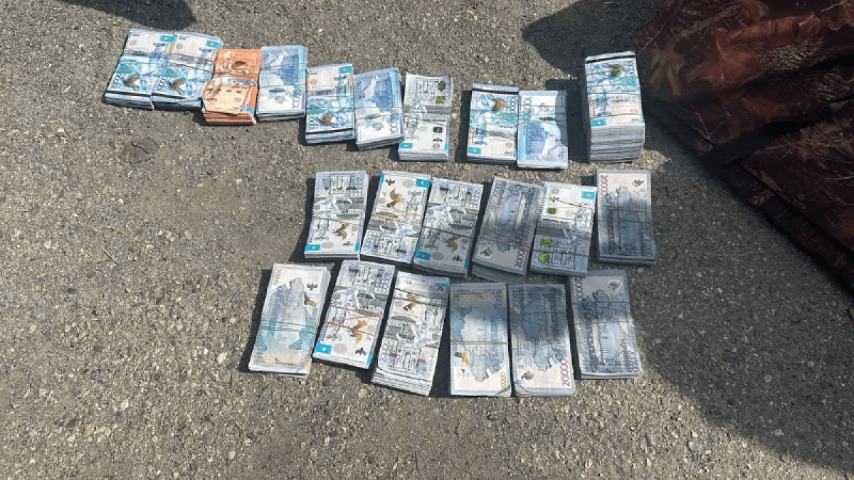 Взломали сейф с 94 млн тенге и уплыли на надувной лодке: крупную кражу раскрыли в ВКО