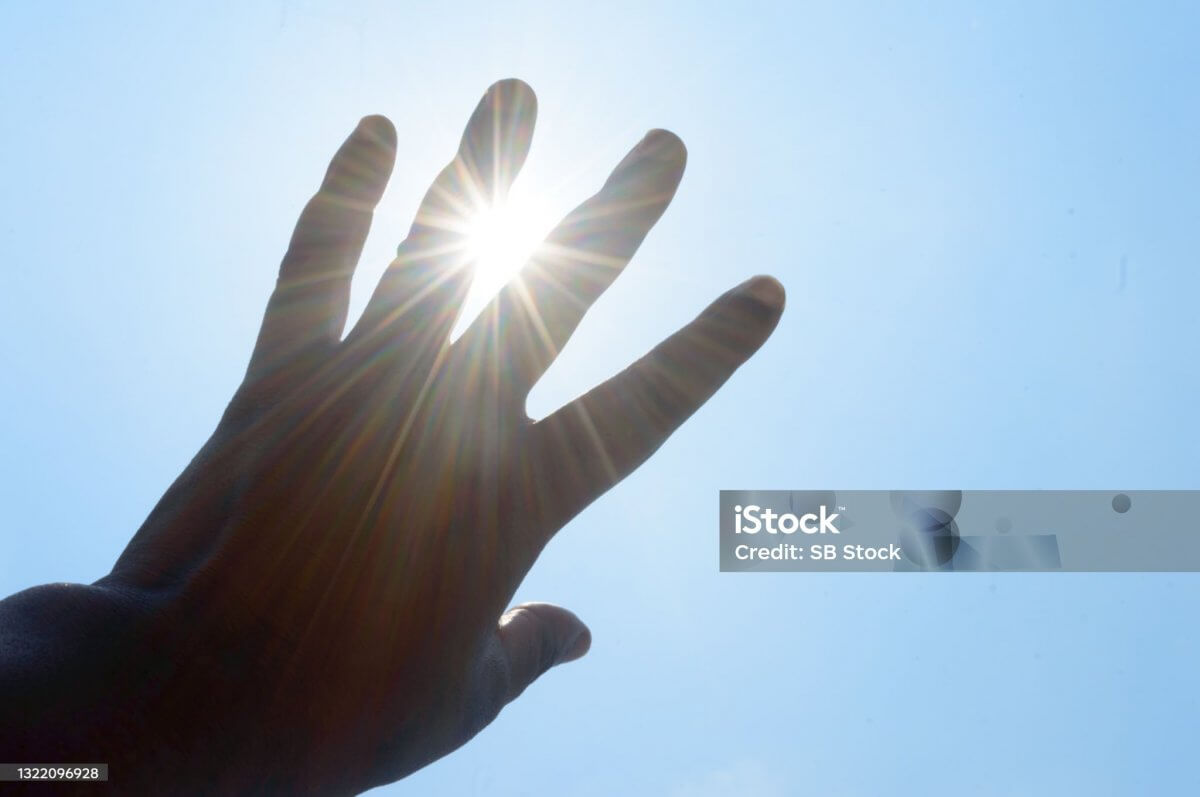 Кандидат в депутаты упал в обморок из-за жары в Индии