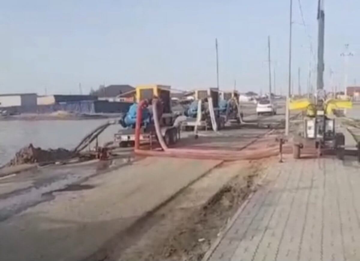 Специалисты из других регионов продолжают работать в зоне паводков