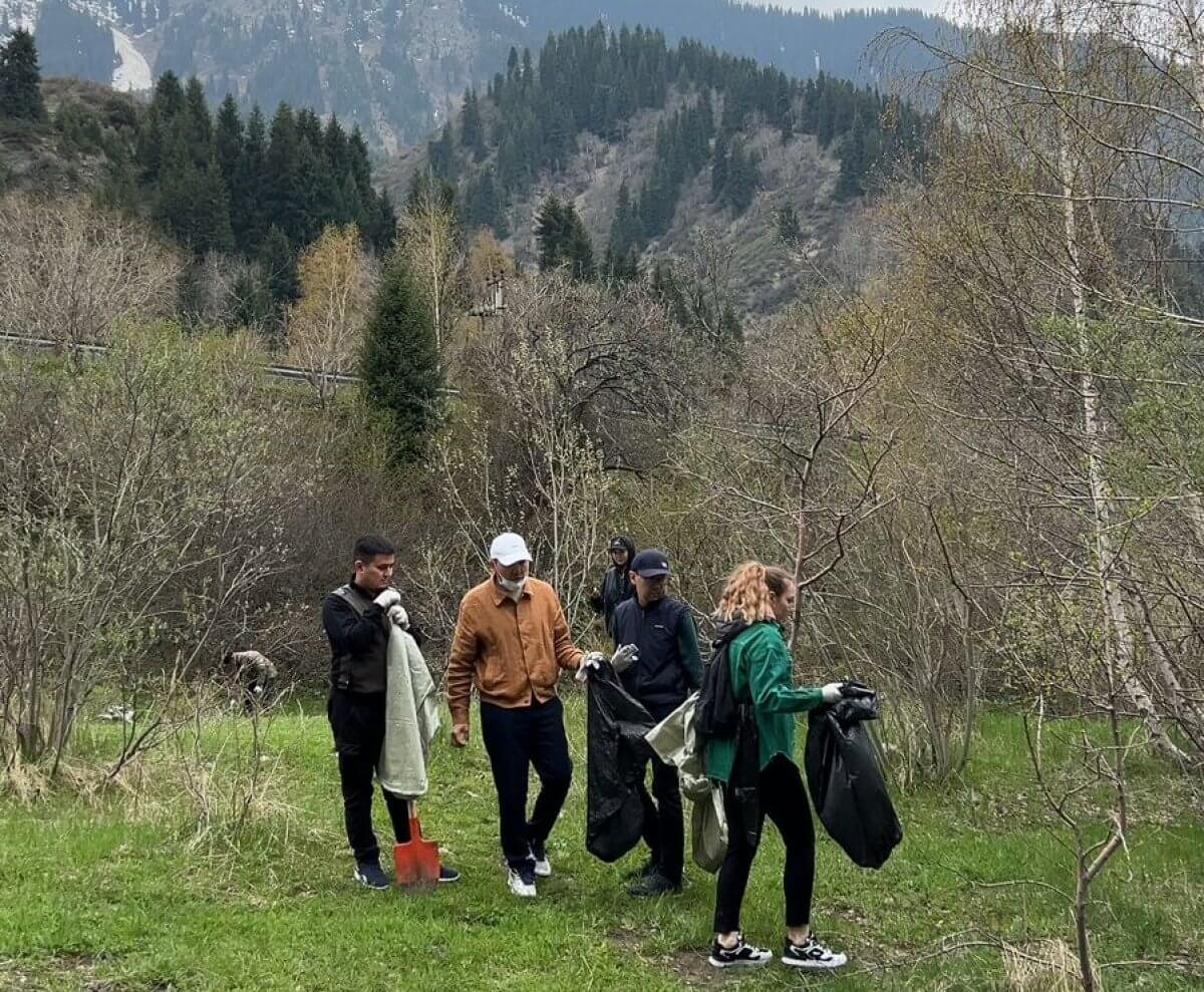 Мешки с мусором на бесплатные обеды меняли на экоакции в горах Алматы