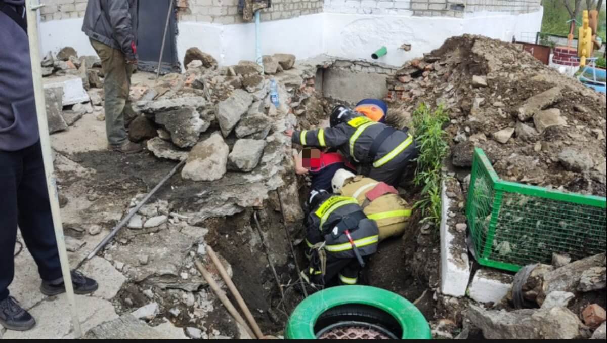 Мужчине зажало ногу плитой в ВКО (ВИДЕО)