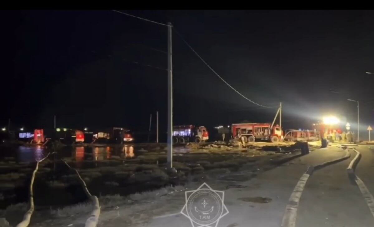 Паводковую воду продолжают откачивать в Атырауской области