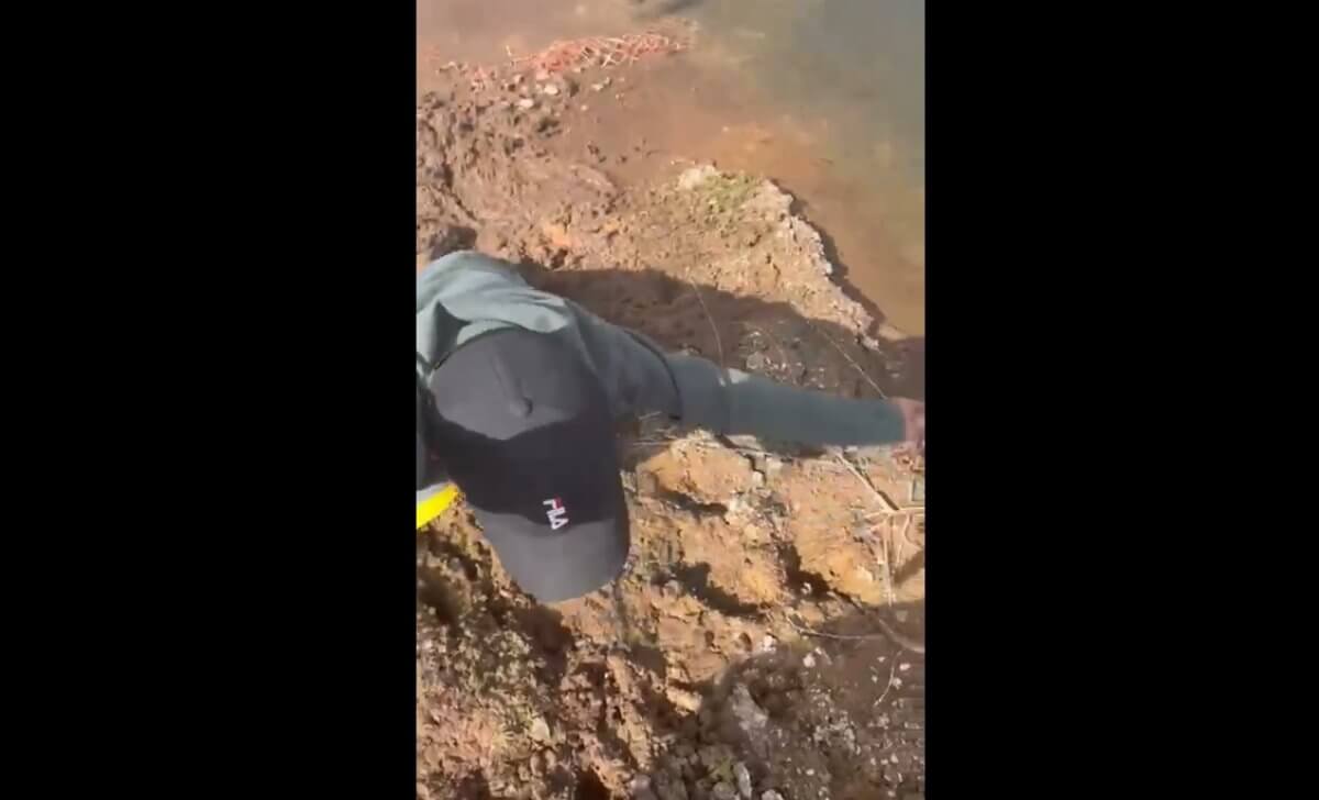Полицейский помог выбраться ребенку, провалившемуся в грязь
