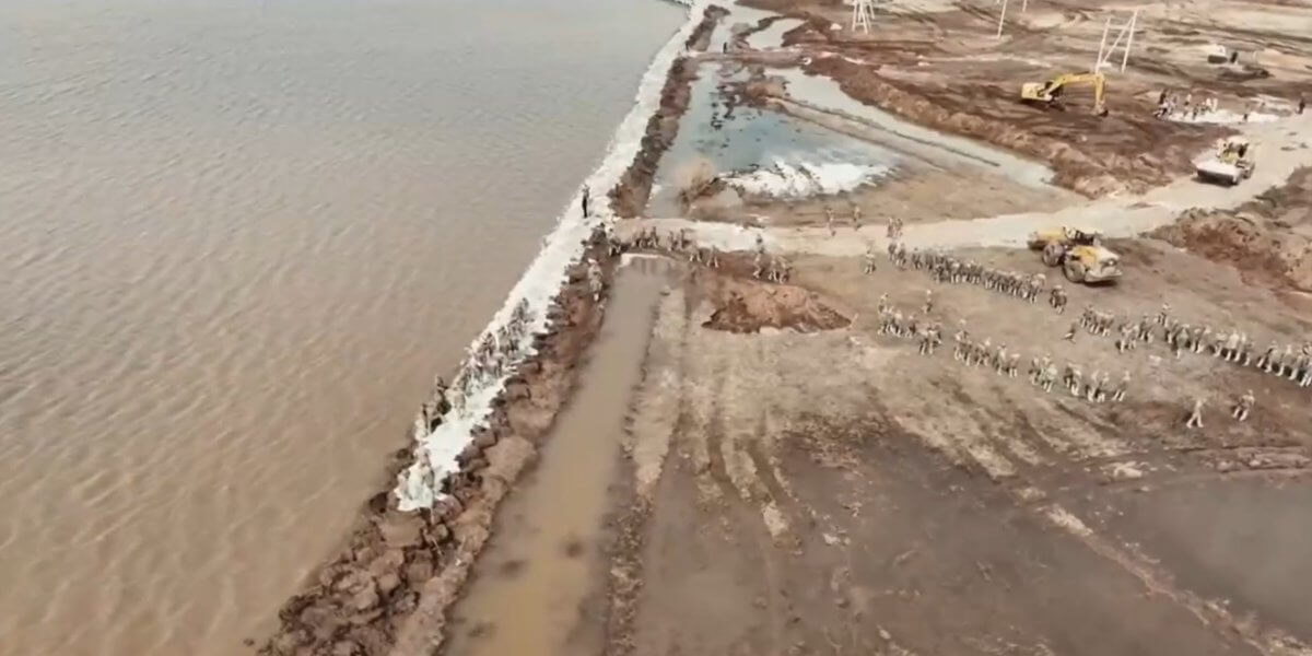 Спецслужбы и военные: сколько силовиков были привлечены к борьбе с паводками в РК