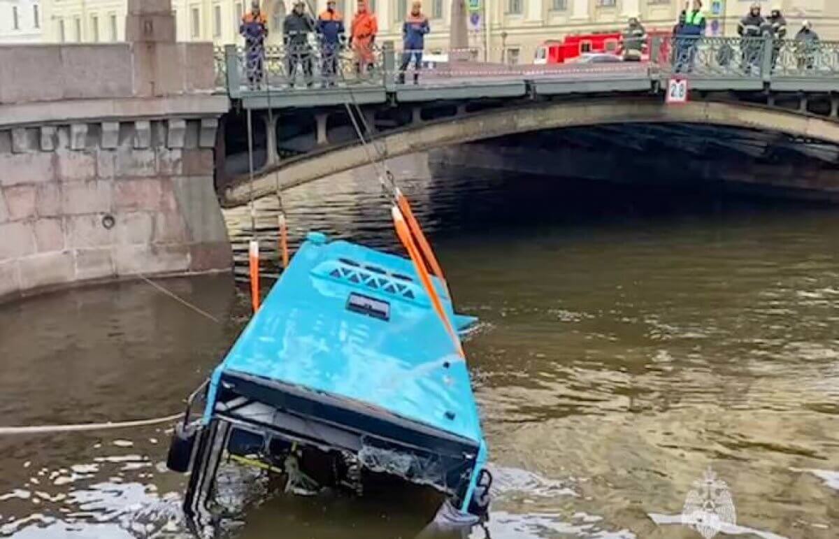 Казахстанец принял участие в спасении пассажиров автобуса, упавшего в реку  в Санкт-Петербурге