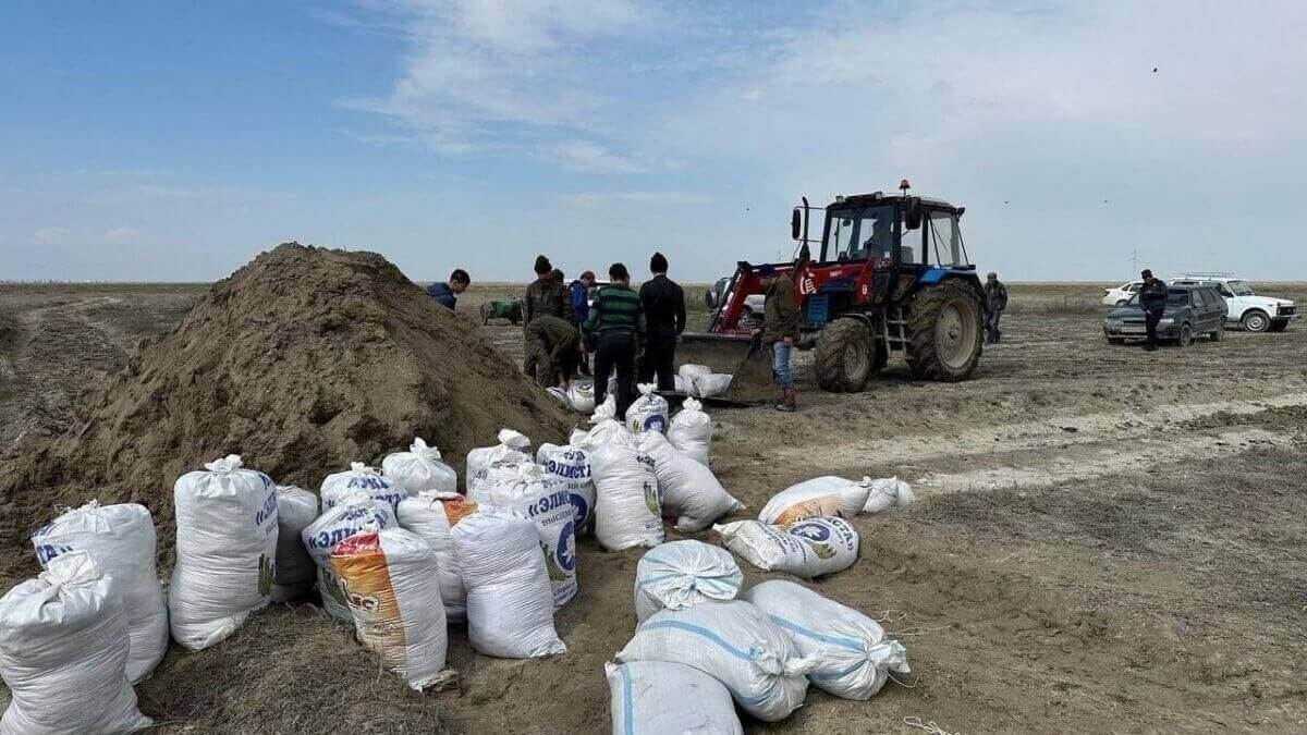 Дополнительную защитную дамбу срочно начали возводить в Атырауской области  (ВИДЕО)