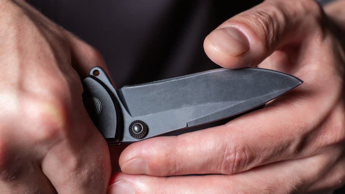 Пассажир напал с ножом на водителя автобуса в Алматы