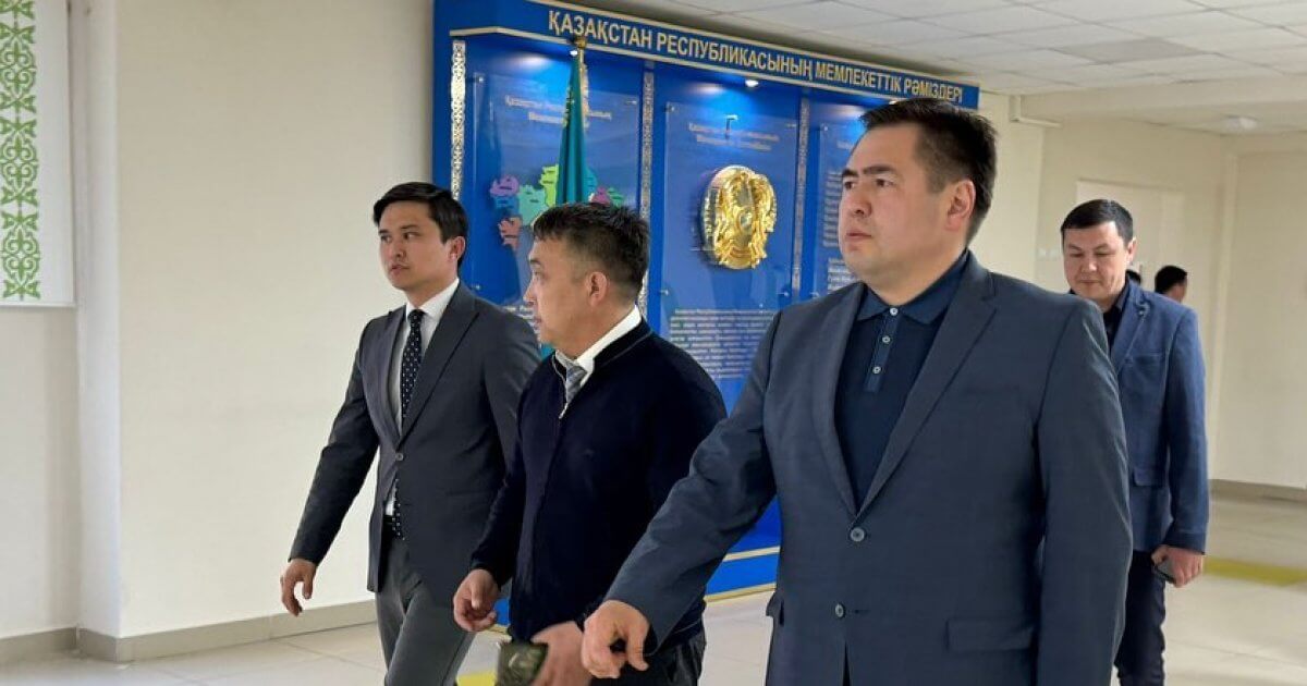 Раненного ножом школьника навестил аким Павлодара