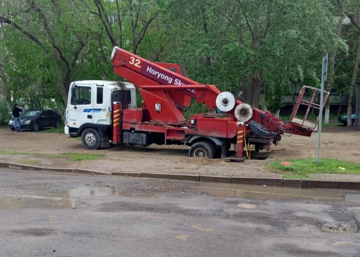 Автовышка провалилась под землю в Караганде (ВИДЕО)