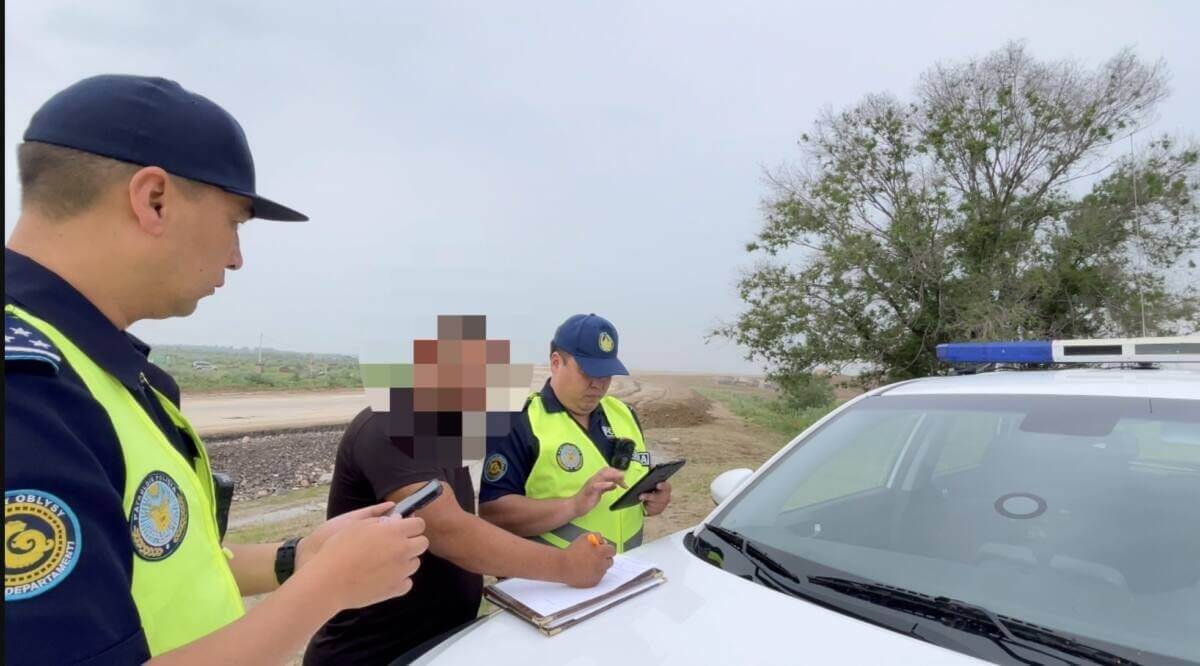Полицейские и автоблогеры борются с "обочечниками" в Алматинской области