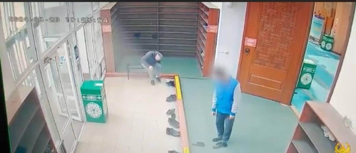 Кроссовки за 30 тысяч тенге украли из мечети в Астане (ВИДЕО)