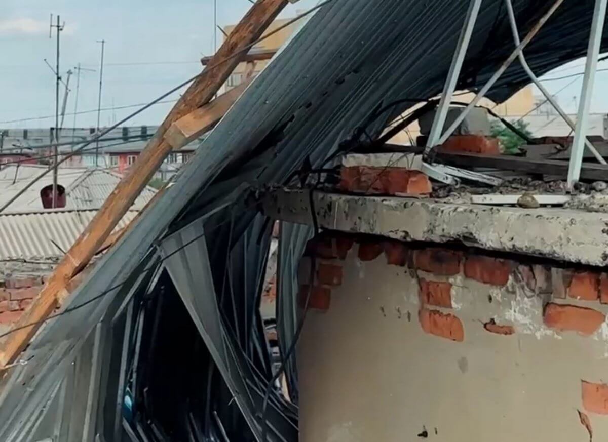 Кровля пятиэтажки обрушилась в Семее