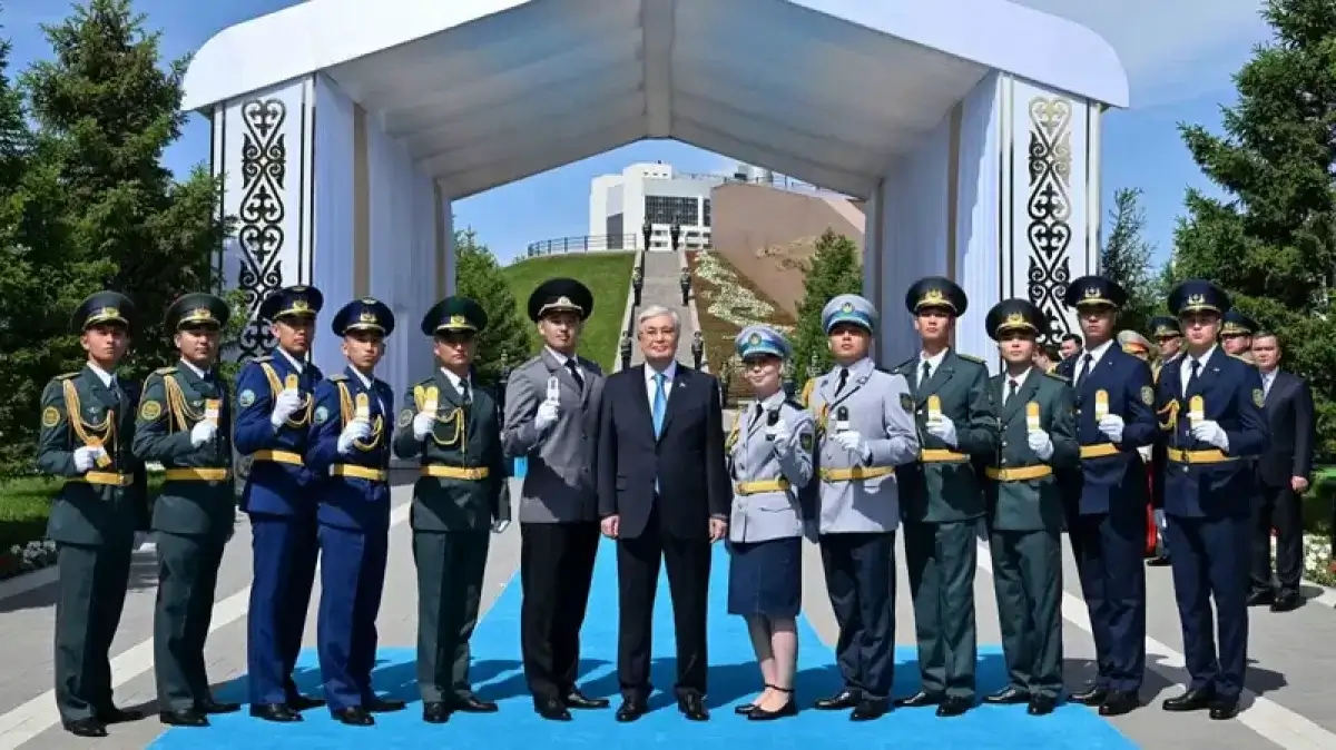 Двенадцать лучших курсантов получили офицерские погоны из рук президента РК