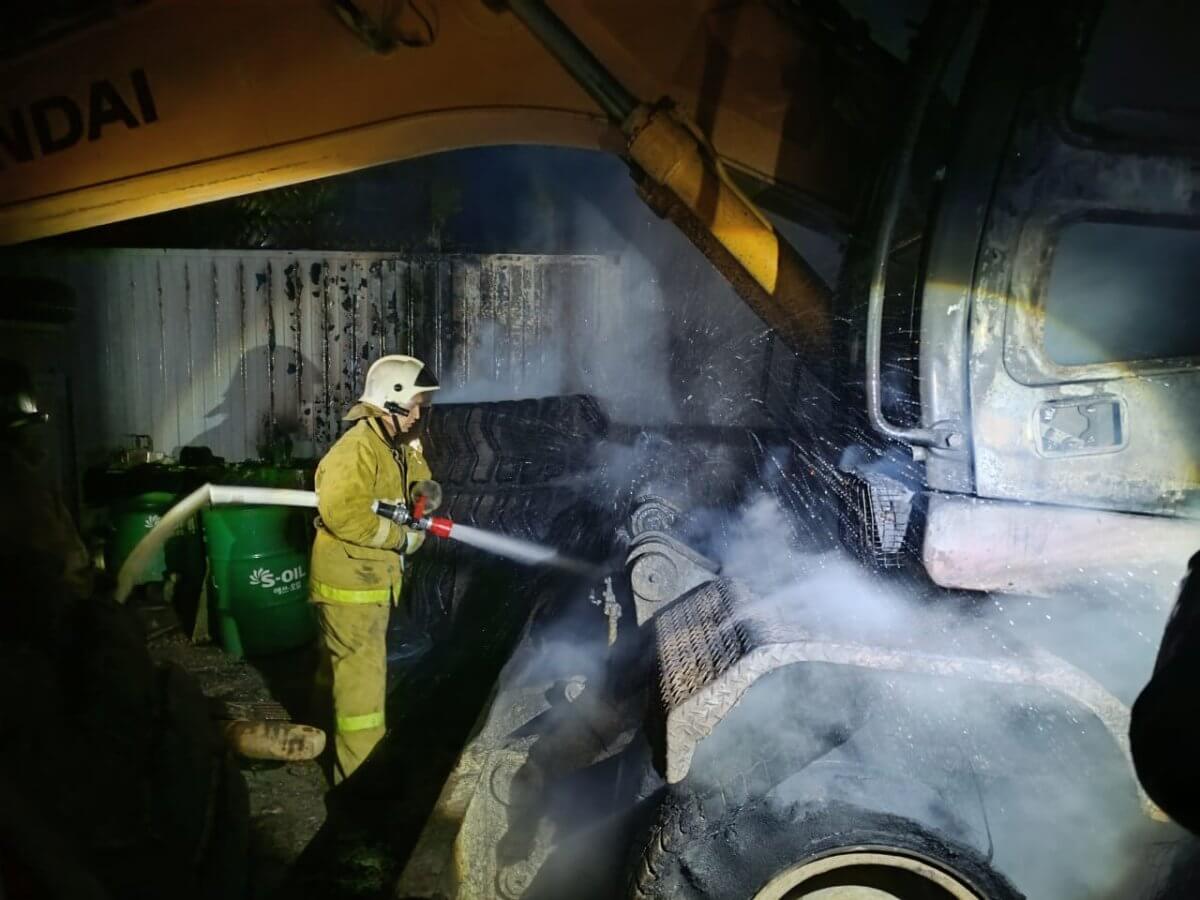 Экскаватор пришлось тушить пожарным Акмолинской области