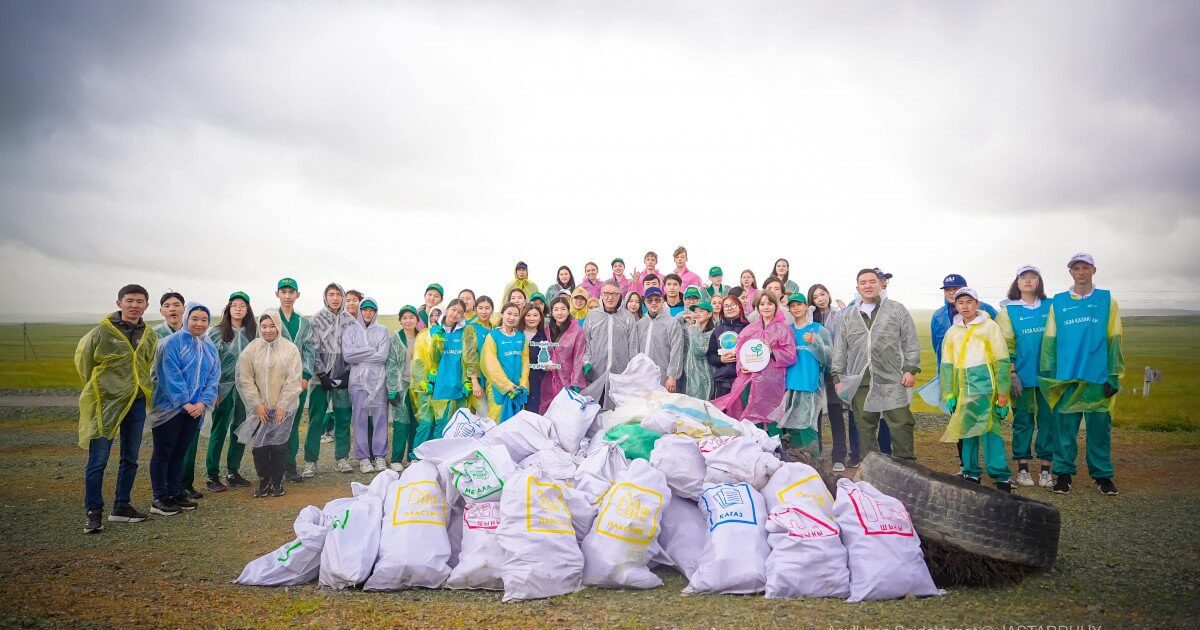 Продолжается road-эстафета "Таза Қазақстан": волонтеры "Жастар Рухы" борются с вандализмом