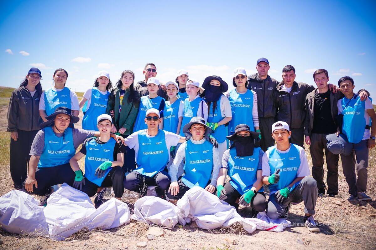 3 день Road-эстафеты: молодежь очищает от мусора Жамбылскую область