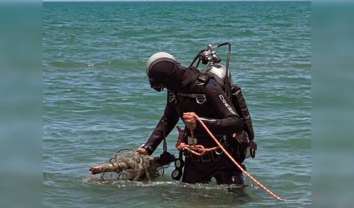 Водолазы достали 360 кг мусора со дна озера Балхаш