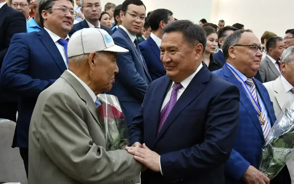 Первая медаль "100 лет С.К. Нурмагамбетову" вручена жителю Кокшетау