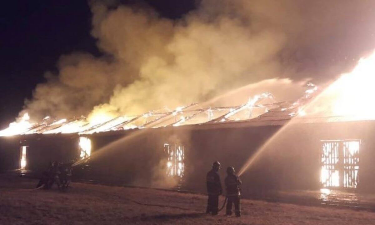 Хозяин горевшего в ВКО дома попал в больницу