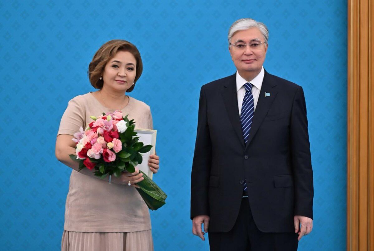 Главные редакторы и коллективы ведущих медиа получили премии от президента РК