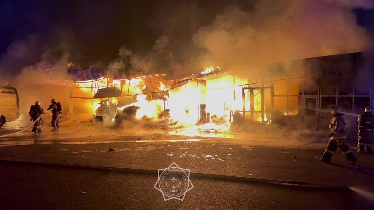 В одном из рынков Шымкента произошел крупный пожар