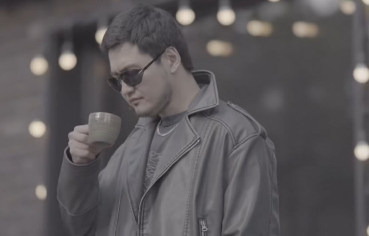 Торегали Тореали просил деньги на обувь у прохожих в Алматы