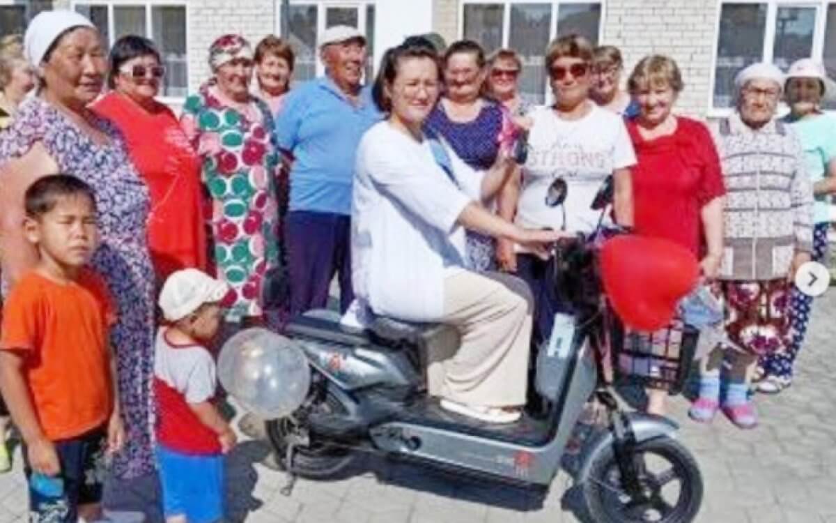 Жители села в Актюбинской области подарили медсестре электровелосипед